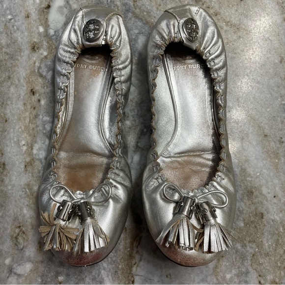 Tory Burch Silver Reva Tassel Ballet Flats Women’s - Picture 2 of 9